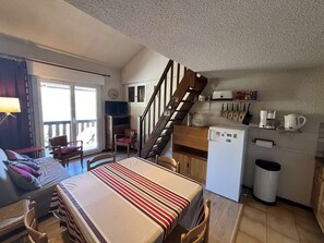TV - Spacious 2-room apartment with mezzanine 100 m from slopes (Auris)