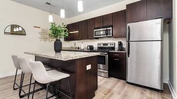 Fridge, microwave, stovetop, dishwasher