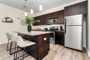 Fridge, microwave, stovetop, dishwasher - Elegant 1-Bedroom Luxury Unit with Pool Access (Columbus)