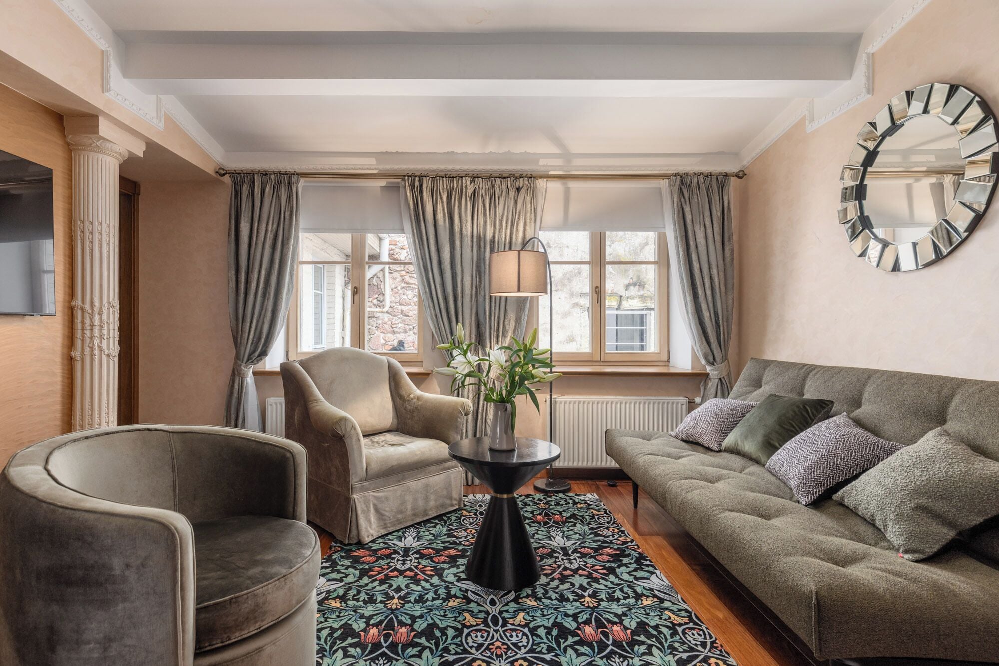 Suite superior, vista a la ciudad | Área de sala de estar | Televisión 