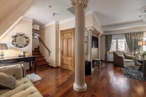 Suite superior, vistas a la ciudad | Zona de estar | Una televisión