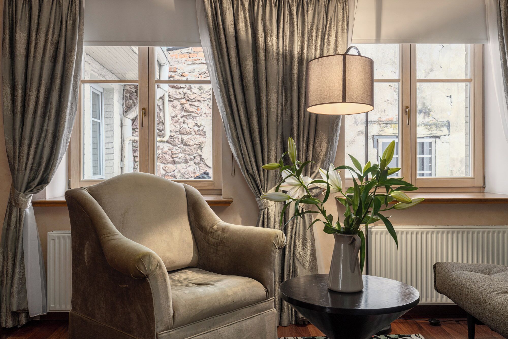 Superior-Suite, Stadtblick | Wohnbereich | Fernseher