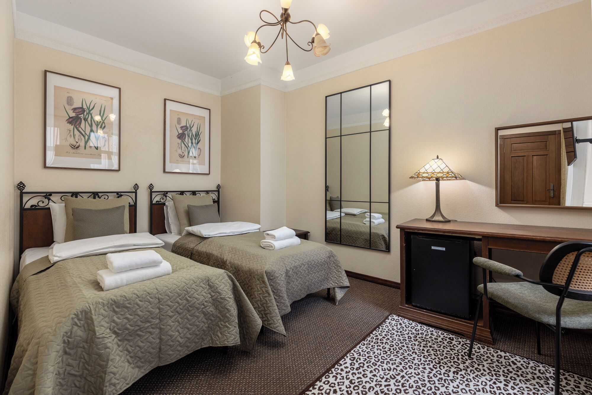 Classic Twin Room | Iron/ironing board, free WiFi