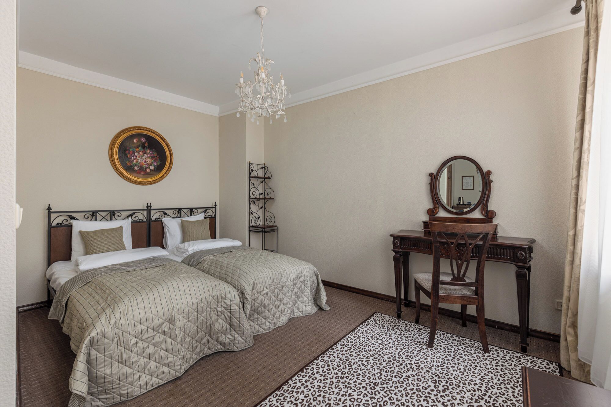 Standard Twin Room | Iron/ironing board, free WiFi