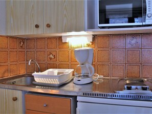 Réfrigérateur, four à micro-ondes, cafetière-théière