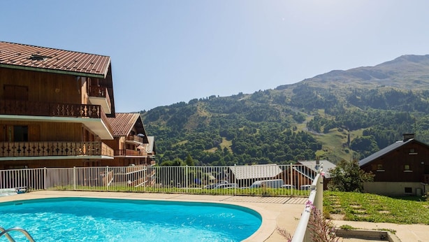 Zona de piscina amb vista despejada a un paisatge de muntanyes al fons.