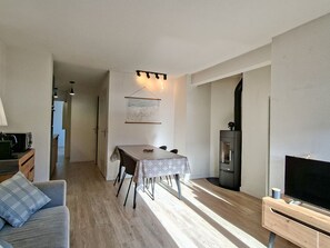 TV, lareira