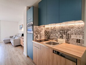 Frigorífico, microondas, horno y lavavajillas