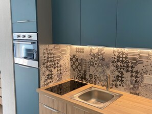 Fridge, microwave, dishwasher, coffee/tea maker