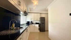 Fridge, microwave, stovetop, coffee/tea maker - Palace - Spacious 1 bedroom Condo with shared Renovated Large Pool (Tambon Patong)