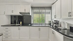 Fridge, microwave, stovetop, coffee/tea maker - Palace - Spacious 1 bedroom Condo with shared Pool (Tambon Patong)