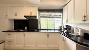 Refrigerador, microondas, placa de cocina, cafetera/tetera