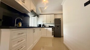 Refrigerador, microondas, placa de cocina, cafetera/tetera