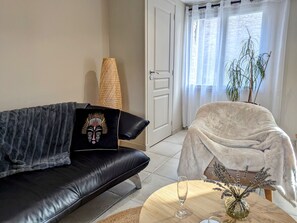 Una televisión, una chimenea
