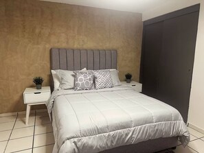 3 habitaciones, tabla de planchar con plancha, internet y ropa de cama 