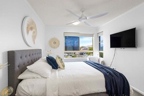 2 bedrooms, desk, iron/ironing board, WiFi