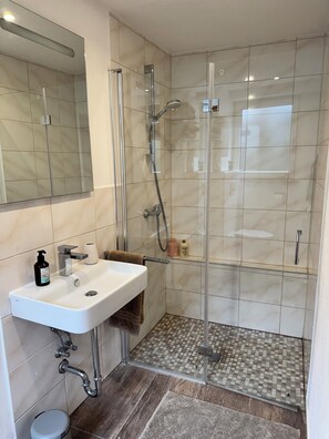 Shower, hair dryer, towels, soap - JUPAS° | Saartal Suite - Smart & Netflix (Konz)