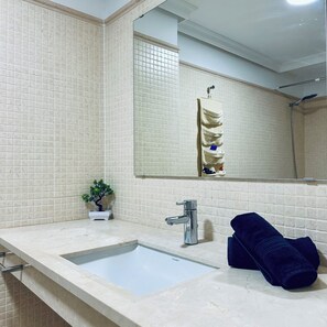 Dutxa, assecador de cabells, bidet i tovalloles
