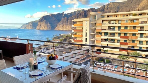 Outdoor dining - Family partment Balcon de Los Gigantes with views of the ocean and cliffs (CN)