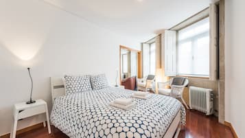 Escritorio y espacio para trabajar con laptop