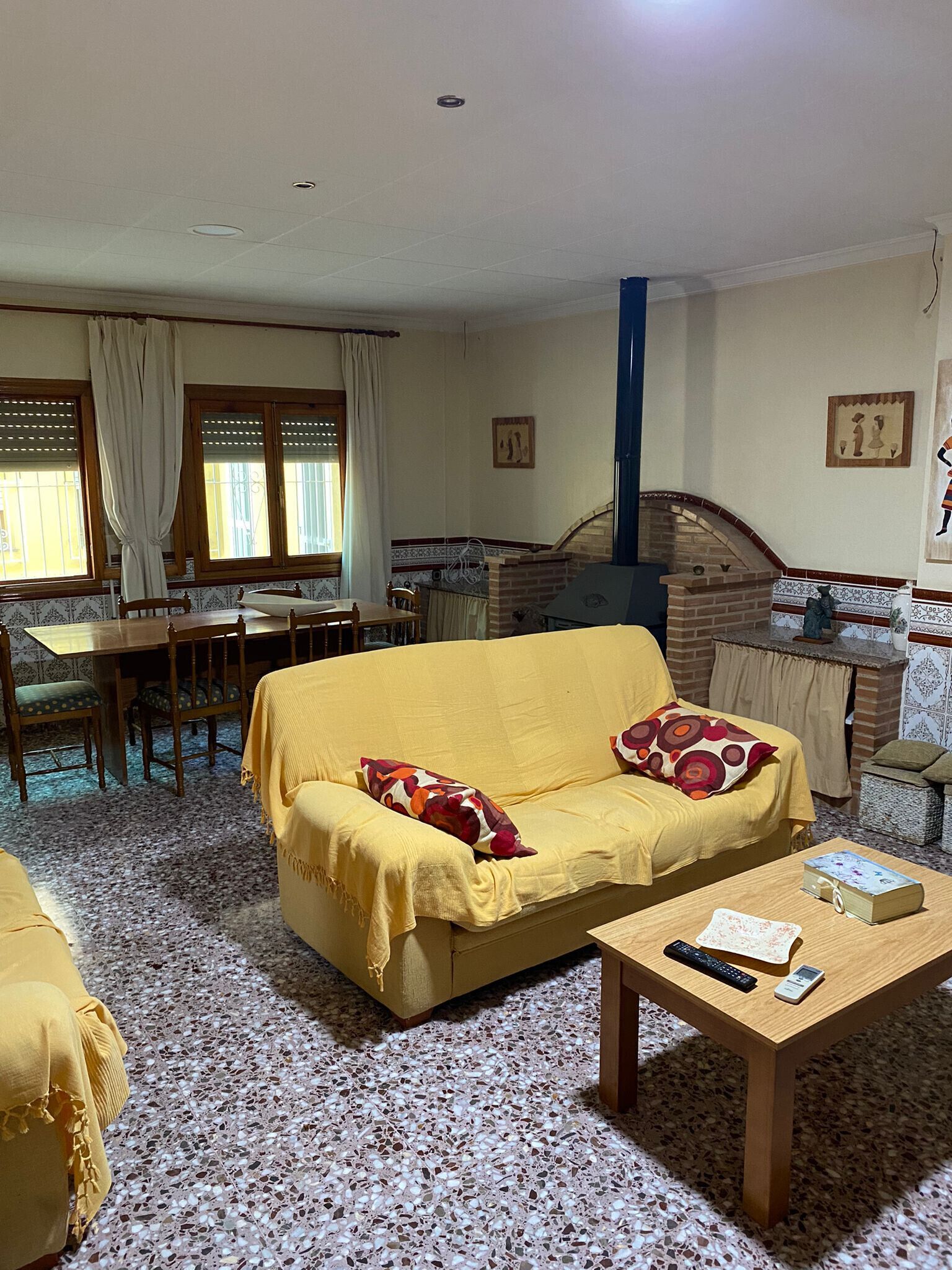 Een televisie, een open haard en een tafeltennistafel