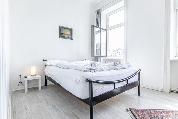 1 bedroom, WiFi, bed sheets - Room for Lonstays by U6 Next to Danube River (Vienna)