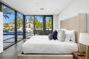 6 bedrooms, desk, iron/ironing board, travel cot