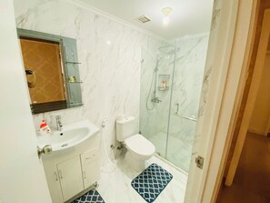 Dusche, Haartrockner, Bidet, Handtücher