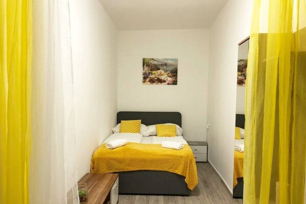 1 bedroom, WiFi, bed sheets - Private Room for 4 Near Hauptbahnhof, Vienna (Wien)