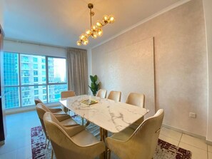 Appartement, balcon, vue ville | Salle à manger