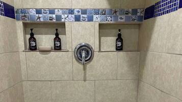 Apartamento, 1 habitación | Ducha del cuarto de baño