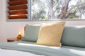 3 bedrooms, desk, iron/ironing board, travel crib