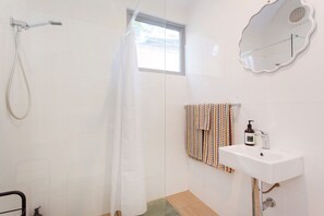 Hair dryer, towels - Drift Studio - Cosy Fremantle Hideaway (Beaconsfield)