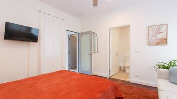 Iron/ironing board, travel cot, WiFi, bed sheets