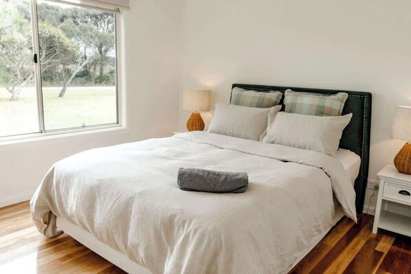 4 bedrooms, bed sheets