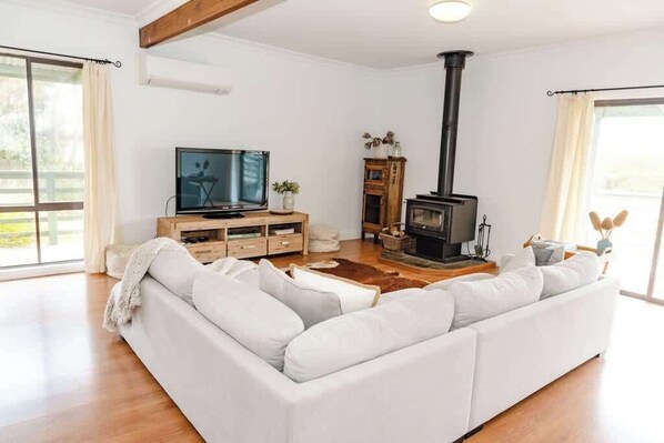 TV, fireplace - Salt bush cottage Peterborough (Peterborough)