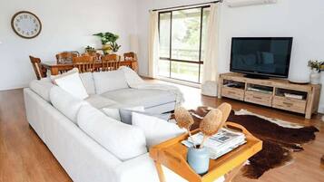 Televisie en een open haard