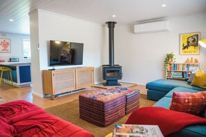 Fernseher, Kamin, Bücher