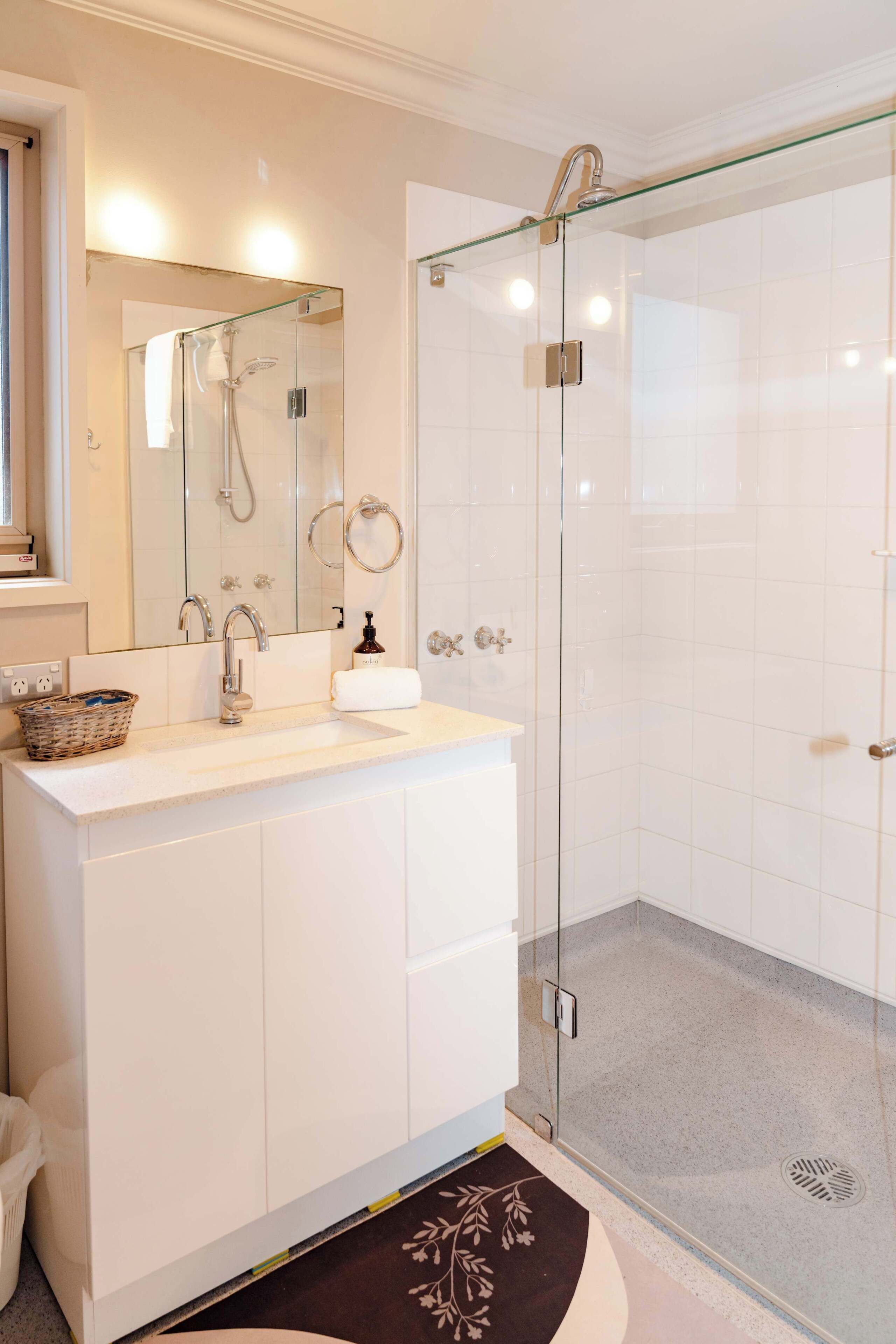 Een douche, een haardroger, handdoeken