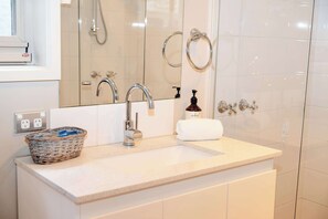Dusche, Haartrockner, Handtücher