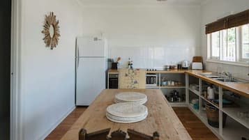 Een koelkast, een microgolfoven, een oven, een kookplaat