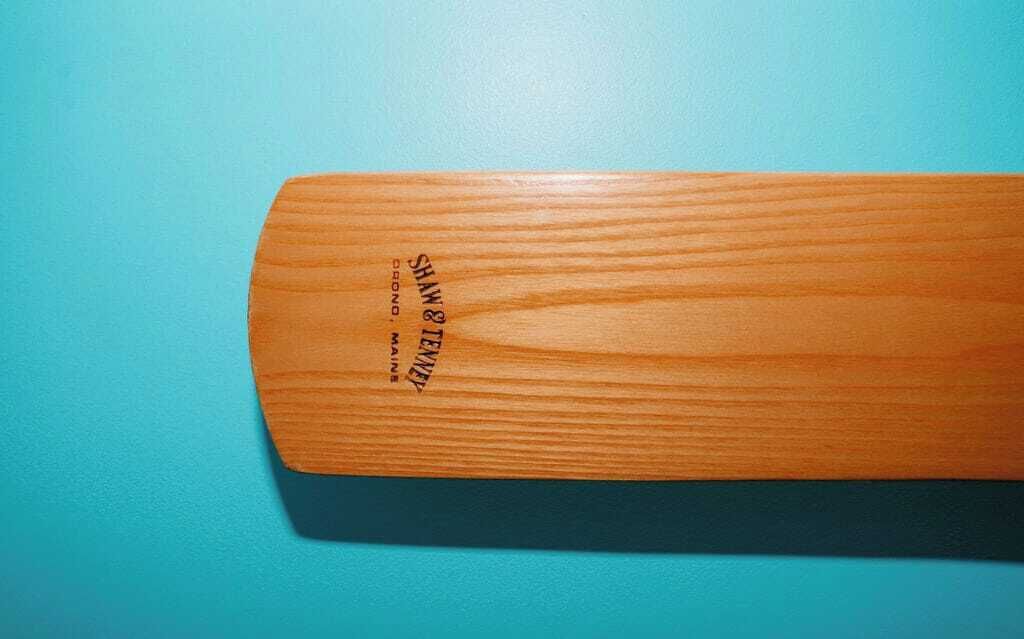 Un objeto de madera con texto.