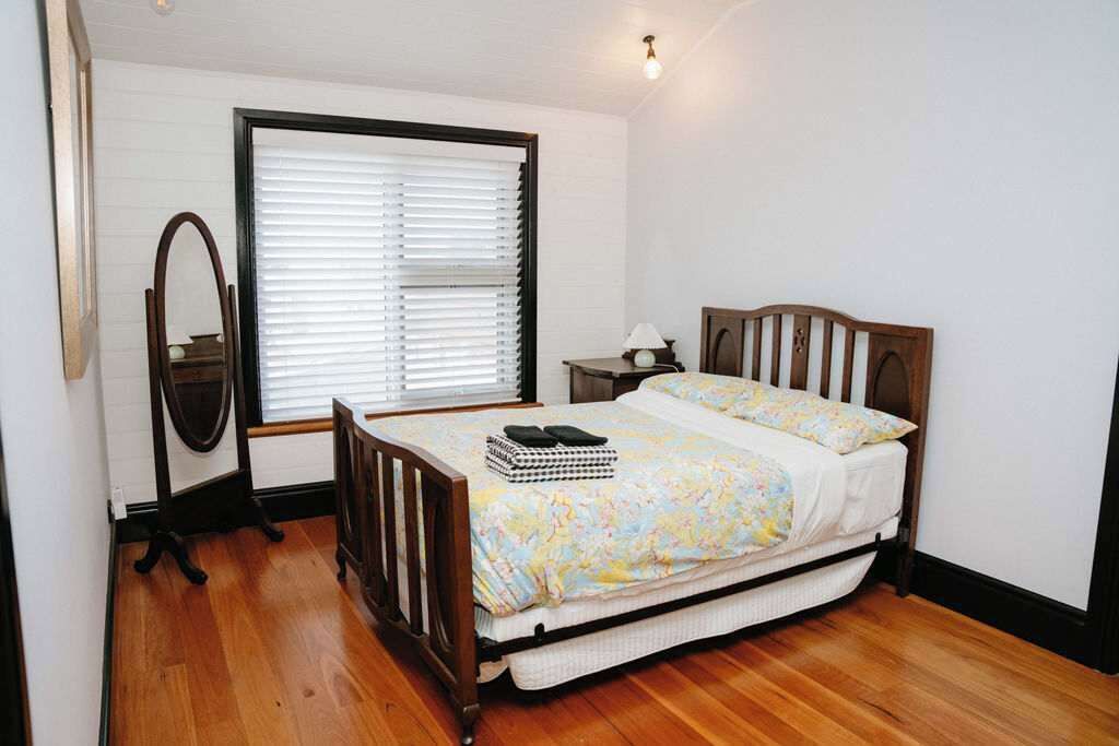 5 bedrooms, iron/ironing board, WiFi, bed sheets