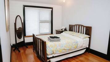 5 bedrooms, iron/ironing board, WiFi, bed sheets