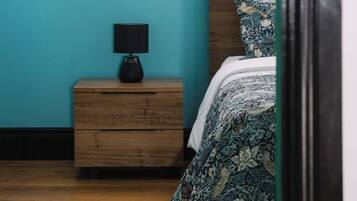 5 bedrooms, iron/ironing board, WiFi, bed sheets