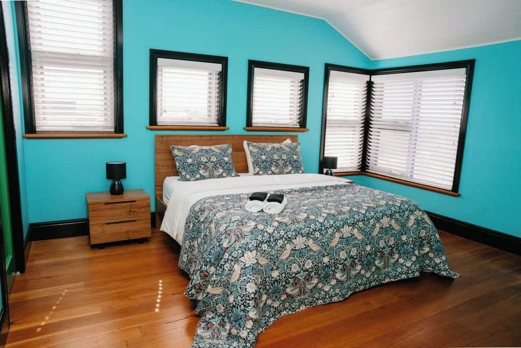 5 bedrooms, iron/ironing board, WiFi, bed sheets