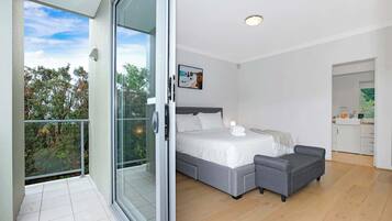 Iron/ironing board, WiFi, bed sheets