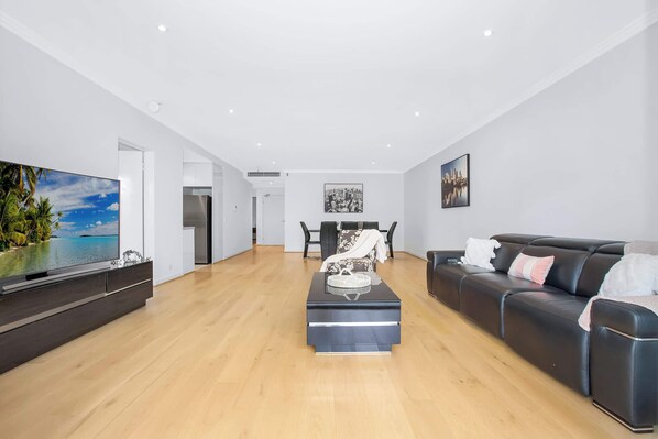 TV - Wonderful Warrawee with Parking and backyard (Warrawee)