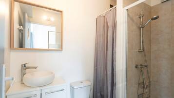 Douche, serviettes fournies