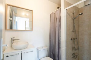 Shower, towels - Guest Room 'Independent Room, Walk Everywhere' with Shared Garden and Wi-Fi (Ciboure)